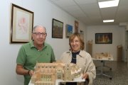 El delineante jubilado junto a la presidenta de la asociación con las maquetas de papel  de monumentos icónicos expuestas en la Asociación Española Contra el Cáncer (AECC) de Palencia