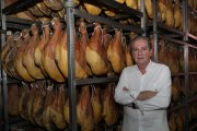 La empresa de Alfonso Peña especializa en la elaboración de jamones serranos y productos ibéricos