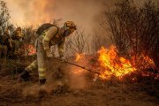 Un brigadista durante las labores de extinción de un incendio, imagen de archivo.