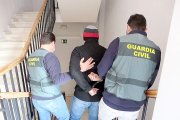 Agentes de la Benemérita capturan a un prófugo de la justicia en Salamanca, en una foto de archivo.