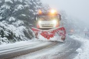 Una máquina quitanieves despeja la carretera de acceso a la Peña de Francia, en la provincia de Salamanca, tras las nevadas registradas en la zona.