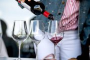 Un sumiller sirve vino en una cata organizada por el Consejo Regulador de la DO Ribera del Duero.
