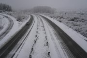 La carretera CL-631 entre Ponferada y Villablino (León), afectada por el temporal de nieve.