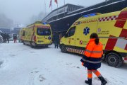 Servicios de emergencia durante la evacuación en la estación de esquí de La Pinilla en Segovia.