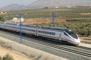 Un tren circulando por el corredor de alta velocidad Valladolid-Segovia-Madrid, en una imagen de archivo.