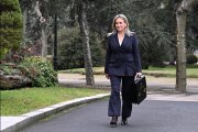 La ministra de Educación, Formación Profesional y Deportes, Milagros Tolón, en los jardines de La Moncloa.