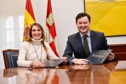 La consejera de Educación, Rocío Lucas, y el director territorial de CaixaBank en Castilla y León, Gerardo Cuartero