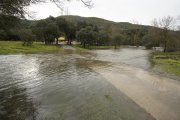 El acceso a la localidad de Requejo (León), inundado por el temporal de lluvias