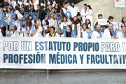 Concentración de médicos en la puerta del hospital Gregorio Marañon, en huelga contra la reforma del Estatuto Marco