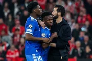 Arbeloa y Tchouamèni abrazan a Vinicius.
