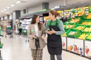 Dos empleadas de la empresa de supermercados Mercadona