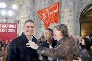 Pedro Sánchez, Daniel de la Rosa y Carlos Martínez Mínguez se ríen en el inicio de campaña en la capital burgalesa.