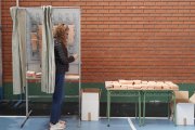 Una mujer realizando el voto