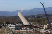 Voladura de la chimenea de la central térmica de Compostilla II que quedó en pie el pasado mes de febrero en Cubillos del Sil (León).