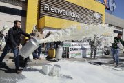 Concentración del sector vacuno de leche en el aparcamiento de un hipermercado bajo el lema ‘Contra los abusos de la industria láctea’.