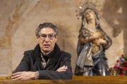 El hermano mayor de la Seráfica, Eufemio Dosuna, en la parroquia de San Benito, frente a dos de los pasos que sacan el Jueves Santo: la Virgen de los Dolores de Montagut y el Santísimo Cristo de la Agonía de Damián Villar