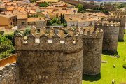 Las imponentes murallas de Ávila, escenario clave del engaño estratégico que permitió a Ximena Blázquez salvar la ciudad