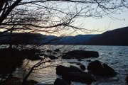 El Lago de Sanabria al caer la noche, un escenario donde la leyenda de Valverde de Lucerna cobra una atmósfera aún más inquietante