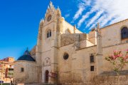 La Catedral de San Antolín de Palencia, conocida como la Bella Desconocida, muestra su sobria fachada exterior que contrasta con la riqueza artística de su interior.