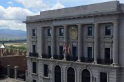 La imponente arquitectura del edificio alberga uno de los pocos escudos republicanos que permanecieron durante el franquismo