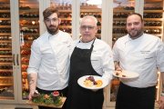 Quini López y su equipo exponen los tres «pequeños» aperitivos del menú degustación, solomillo con foie dorado y Pedro Ximénez y una opción de postre llamado ‘calabaza, café, queso y cacahuete’
