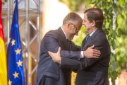 El presidente de la Junta, Alfonso Fernández Mañueco, felicita al vicepresidente primero, Carlos Pollán, tras su toma de posesión