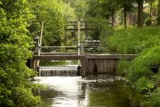 Canal de riego con tajadera para regular el acceso de agua