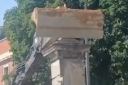 LA MÁQUINA DERRIBA EL MURO DE LA ESTACIÓN