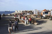 Reparto de comida a los migrantes en Ceuta