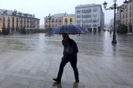 Imagen de archivo de un transeúnte bajo la lluvia en Ponferrada.- ICAL.