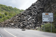 Desprendimiento de rocas y tierra en la carretera CL-631 en la localidad de Páramo del Sil (León)