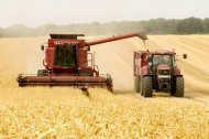 Una cosechadora deposita el grano en el remolque de un tractor. PXB CCO