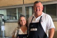 Jesús y Sonia posan durante el evento solidario contra el cáncer ‘Siempre fuertes’, en el que sus helados ayudaron a recaudar fondos.