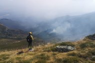 Bomberos forestales trabajando para detener la parte activa del incendio en el Teleno. Ical