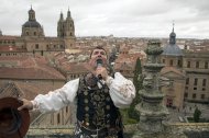 El folclorista salmantino Ángel Rufino de Haro, ''El Mariquelo'', realiza la XXXV edición de su tradicional ascensión a la torre de la Catedral de Salamanca. ICAL