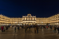 La plaza mayor de Salamanca luce su nueva iluminación y pone de relevancia la importancia de la luz en el patrimonio artístico y cultural.- ICAL