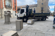 Trabajadores de los servicios municipales han retirado esta mañana uno de los leones de la plaza de la Catedral de Ávila