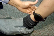 Pulsera de vigilancia colocada en un tobillo, para comprobar que el agresor no viola la distancia de seguridad.