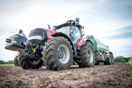 Un agricultor se dispone a preparar el terreno para la sementera con un moderno tractor.