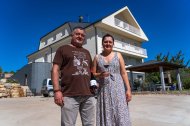 Marcos y Elena, frente a su bodega en Valtuille de Abajo.