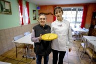 Conchi y Susana, en el comedor de La Encina, con una de sus tortillas