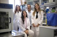Isidro Sánchez García junto a su el equipo de investigación del Centro de Investigación del Cáncer de Salamanca.