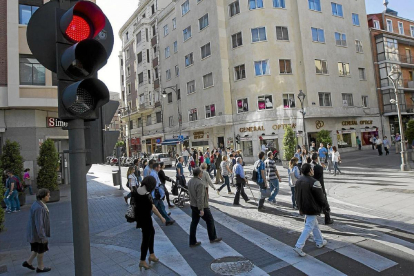 Gente paseando en la calle Santiago.- E. M.