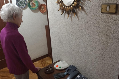 Una usuaria del servicio de teleasistencia de Castilla y León, con el dispositivo instalado en la entrada de casa. - D.V.