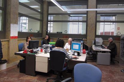 Funcionarios de la Administración en una imagen de archivo.- E. PRESS