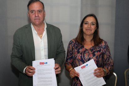 Domiciano Curiel y Miriam Andrés firman el acuerdo de gobierno Vamos Palencia-PSOE.-ICAL