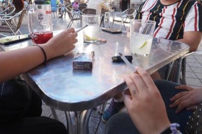Gente fumando hoy en una terraza de Valladolid. MIGUEL ÁNGEL SANTOS / PHOTOGENIC