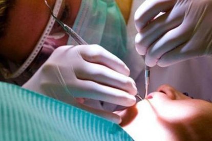 Dentista en una imagen de archivo.- E.M