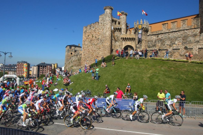 Corredores y espectadores durante el mundial de ciclismo de Ponferrada frente al Castillo de los Templarios. -ICAL.