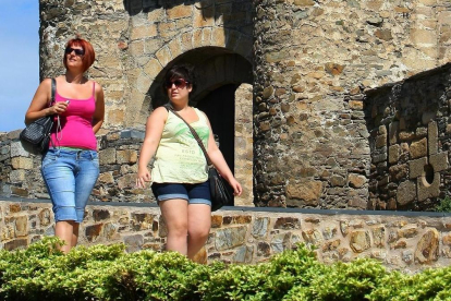 Turistas en el Castillo de los Templarios de Ponferrada. -ICAL.